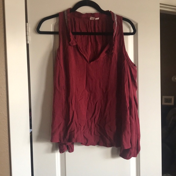 Cold shoulder float top - Picture 4 of 4